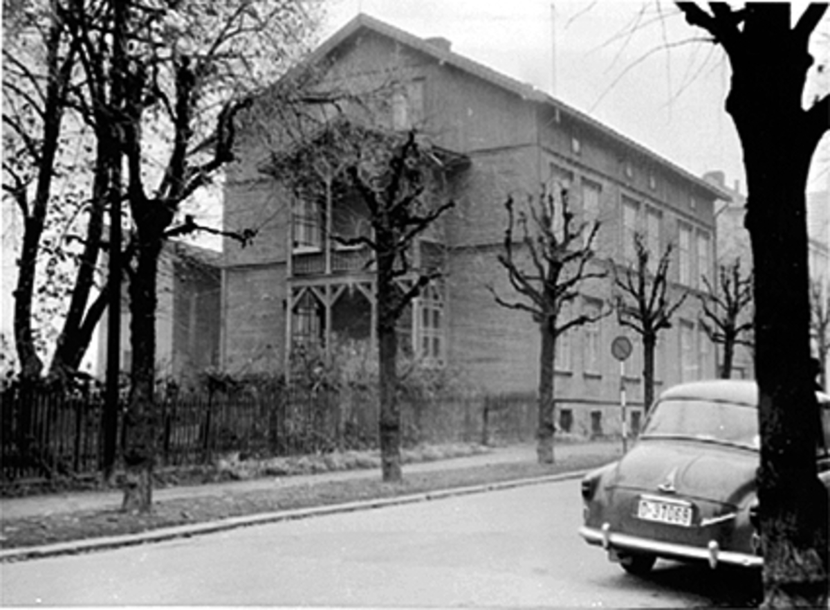Anno Domkirkeodden, EKSTERIØR PARKGATA 34, PARKERT BIL SKODA OCTAVIA 1954-63 MODELL, D-37068.