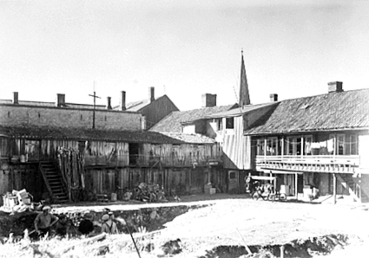 Anno Domkirkeodden, EKSTERIØR BAKGÅRD, GRØNNEGATA 63, "RØVERBORGEN", DAMPMASKIN, GRAVING TIL NYBYGG ER PÅBEGYNT, IDAG FILADELFIABYGGET (1981).