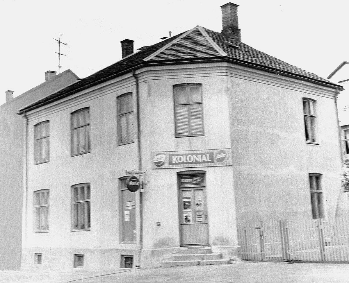 Anno Domkirkeodden, EKSTERIØR SVERDRUPSGATE 41 MED KOLONIALFORRETNING SETT FRA VANGSVEGEN