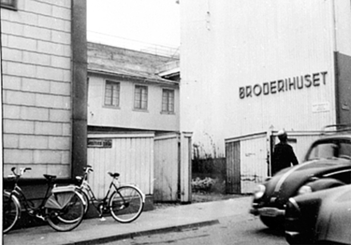 Anno Domkirkeodden, TORGGATA 51, PORTROMMET SETT FRA SVERRESGATE, TIL HØYRE BRODERIHUSET, SYKLER