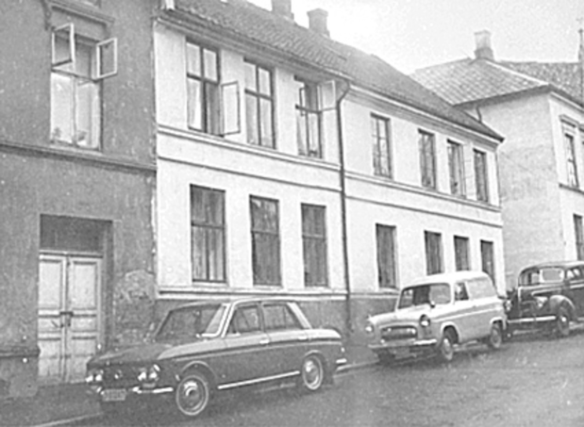 Anno Domkirkeodden, EKSTERIØR ØSTREGATE 1, PARKERTE BILER FRA VENSTRE: EN AV DE FØRSTE JAPANSKE MODELLENE SOM KOM, 2: FORD THAMES VAREBIL (CA. SISTE HALVDEL AV 50-TALLET, BASERT PÅ ANGLIA/PREFECT PERSONBIL), 3: FORD V-8 STANDARD 1939 MODELL