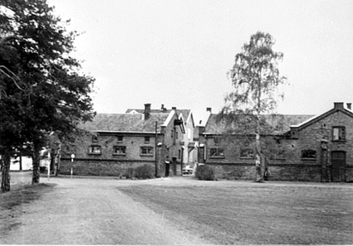 Anno Domkirkeodden, EKSTERIØR RIDEHUSET, STORHAMARGATA 100 FRA STRANDPROMENADEN MOT INNGANGSPARTIET