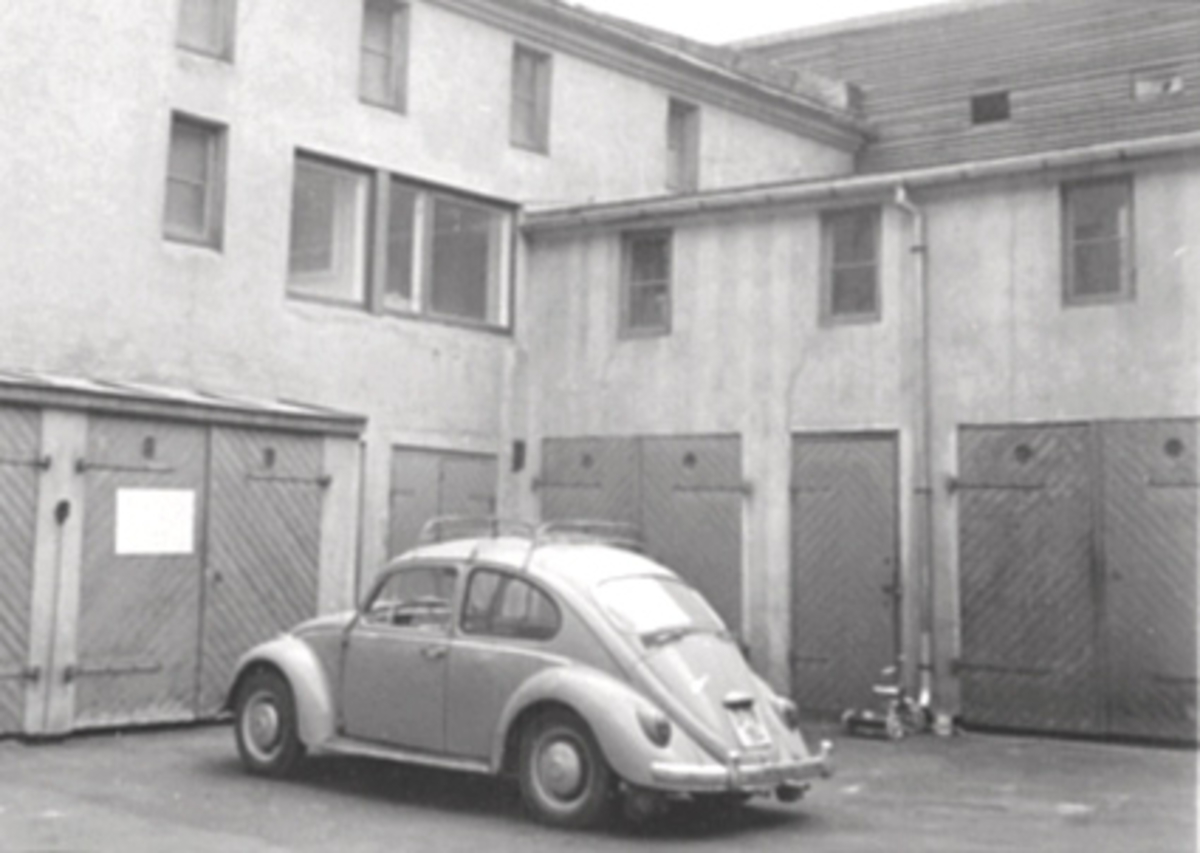 Anno Domkirkeodden, EKSTERIØR BAKGÅRD, TORGGATA 13, PARKERT FOLKEVOGN