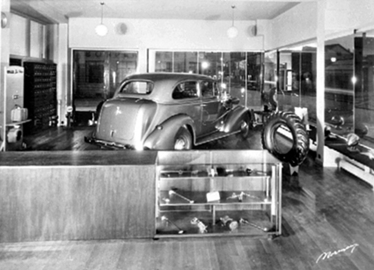 Anno Domkirkeodden, INTERIØR UTSTILLINGSROMMET, OUSTAD MEK. VERKSTED, ØSTREGATE 32, CHEVROLET 1937-38 MODELL, BIL OG DEKK, DISK MED VERKTØY.