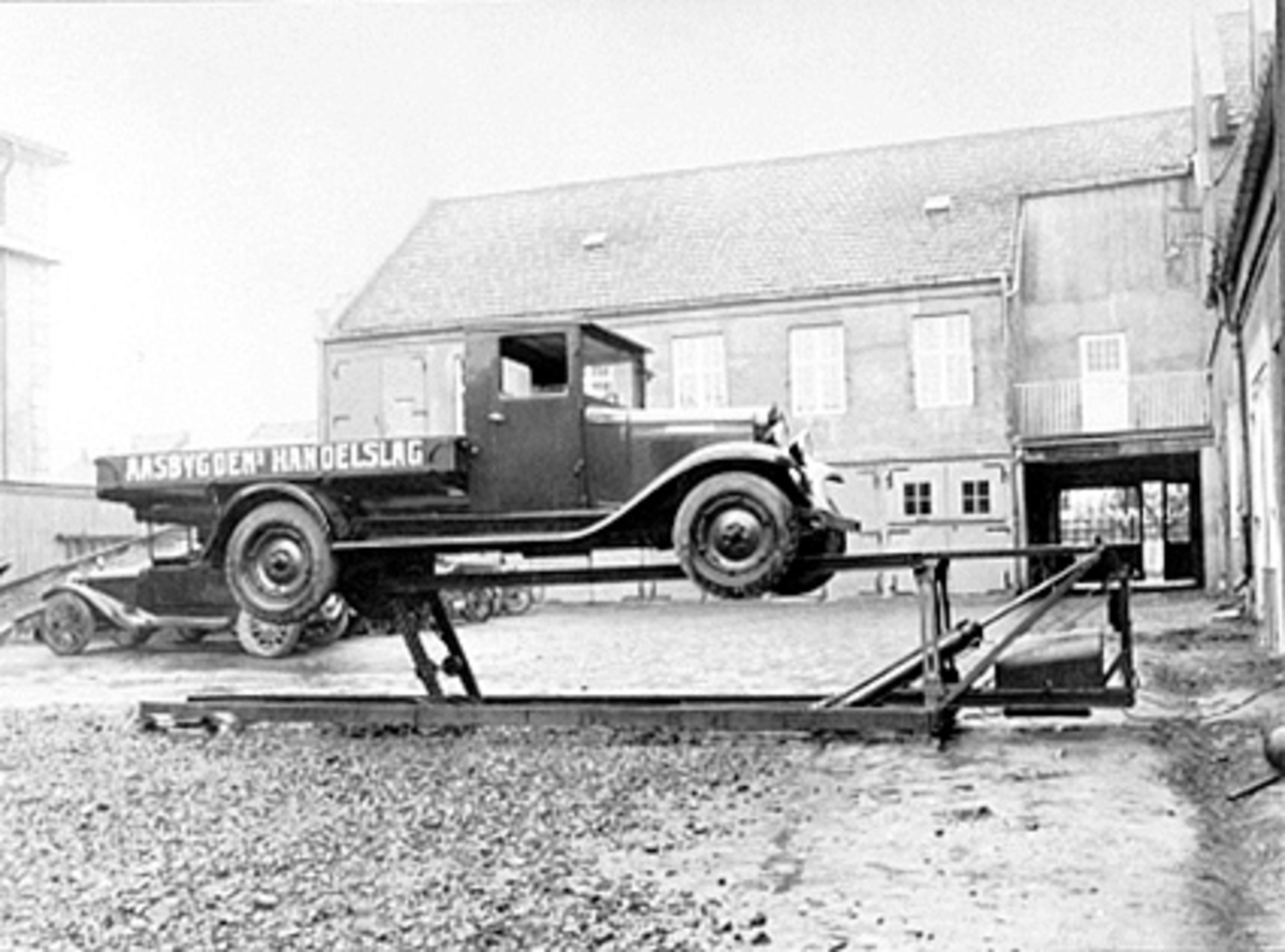 Anno Domkirkeodden, Chevrolet lastebil 1929-1930. "Aasbygdens Handelslag", smørebukk, Oustad Mek. Verksted, Hamar.
