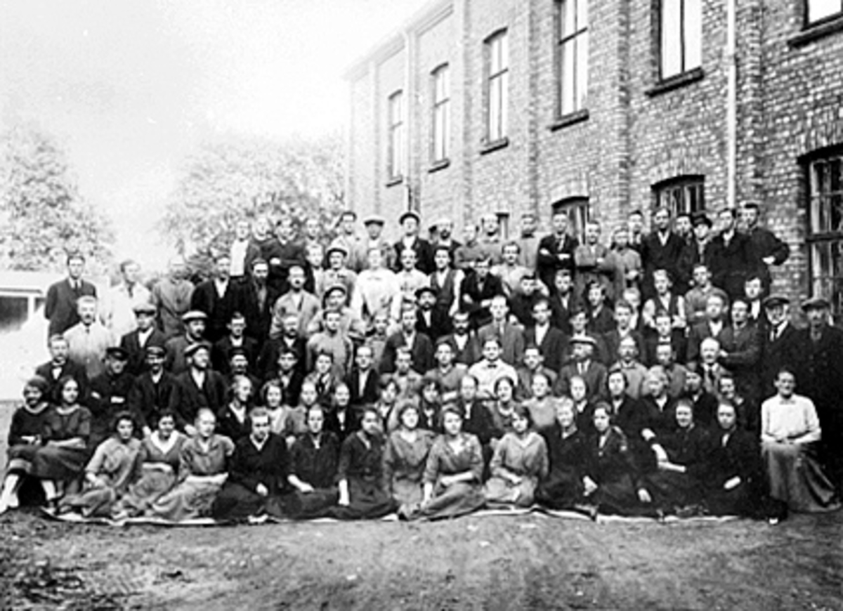 Anno Domkirkeodden, STOR GRUPPE CA. 100 ARBEIDERE, SAMLET FORAN SKOFABRIKKEN, NORRØNA SKOFABRIKK A/S
