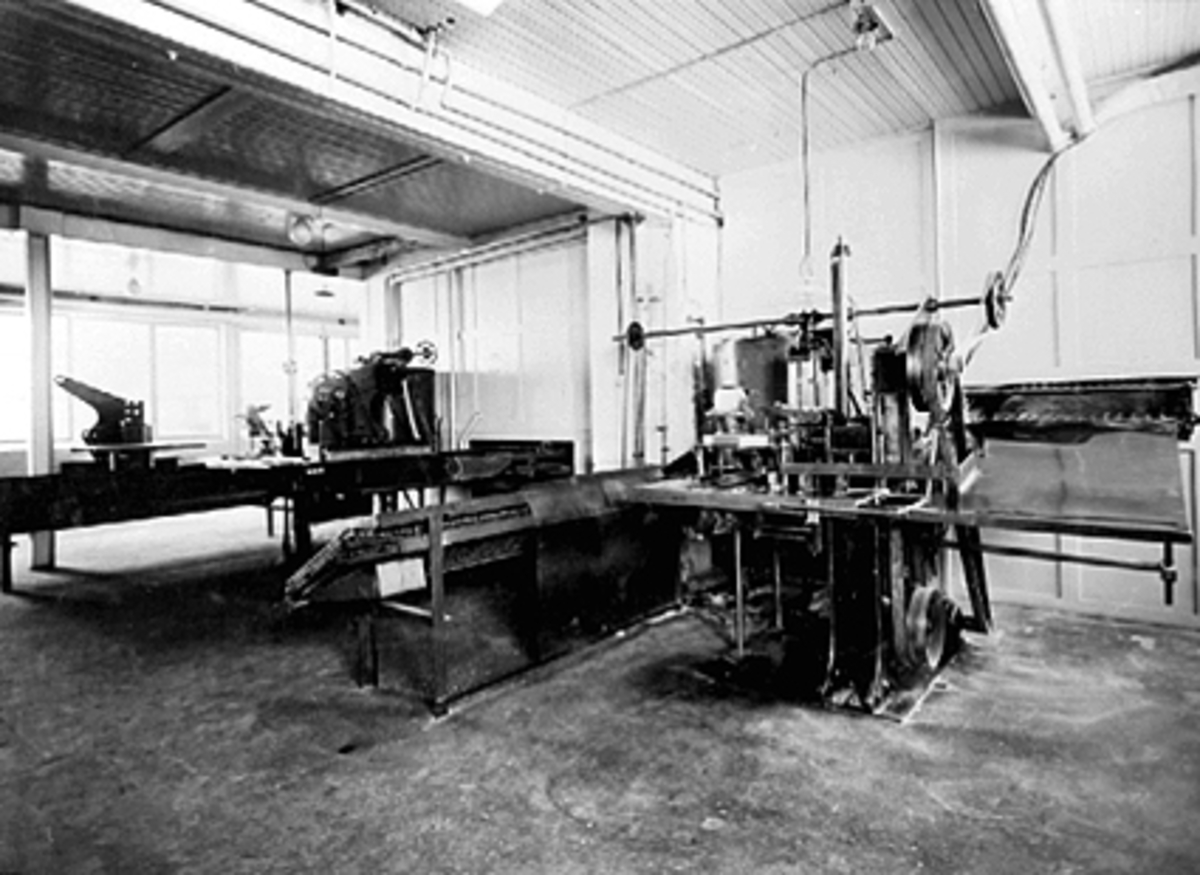 Anno Domkirkeodden, INTERIØR PAKKEHALLEN MED PAKKEMASKINER, IDEAL FLATBRØDFABRIKK A/S
