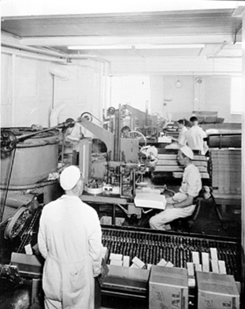 Anno Domkirkeodden, INTERIØR FABRIKK, 5 ARBEIDERE VED PAKKEMASKINER, IDEAL FLATBRØDFABRIKK A/S I VANGSVEIEN, HAMAR.