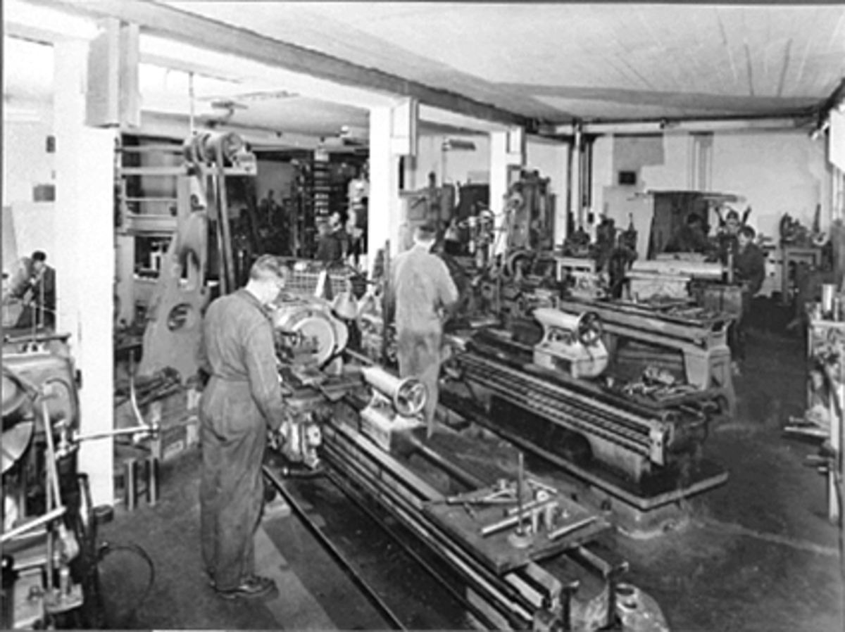 Anno Domkirkeodden, INTERIØR VERKSTED, 6 MENN ARBEIDER VED DREIEBENKER, 1 MANN SVEISER, IDEAL FLATBRØDFABRIKK A/S, VANGSVEGEN 51