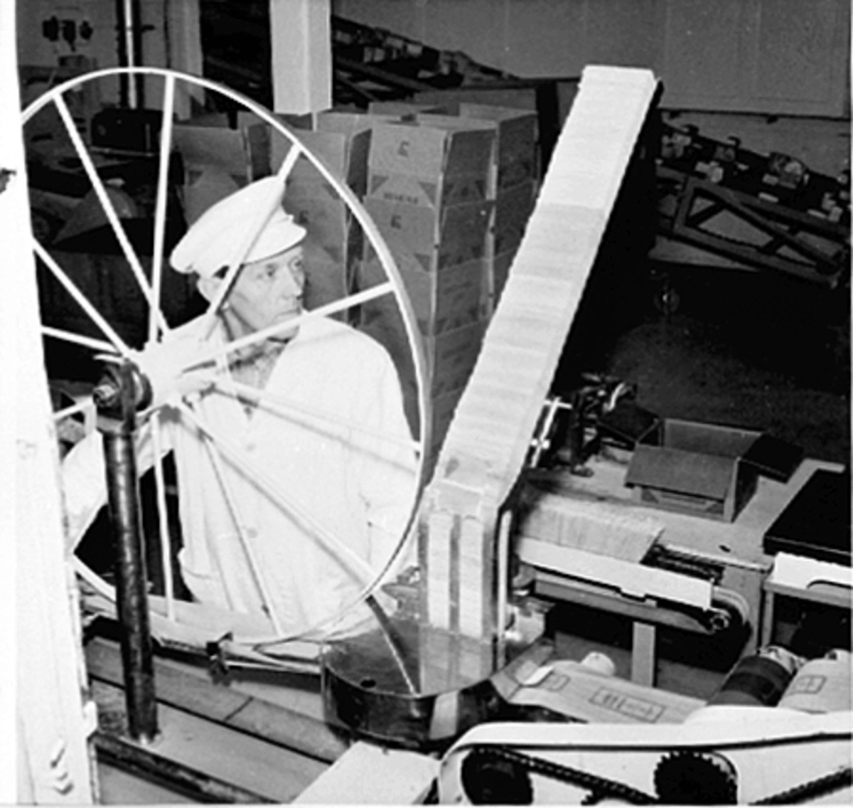 Anno Domkirkeodden, INTERIØR IDEAL FLATBRØDFABRIKK A/S, GRANRUD VED KUVERTPAKKEMASKINEN, SERIEPAKKING, VANGSVEGEN 51