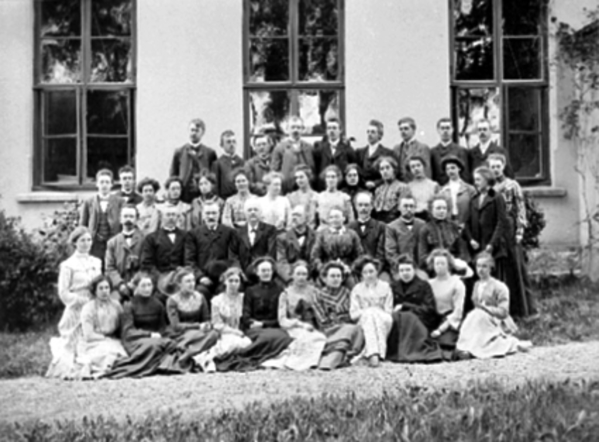 Anno Domkirkeodden, GRUPPE 45 LÆRERE OG ELEVER VED LÆRERSKOLEN, HAMAR LÆRERHØGSKOLE.
