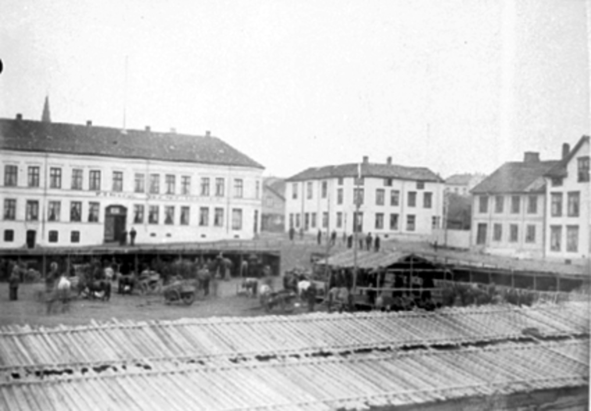 Anno Domkirkeodden, Hestemarked på Østre Torg i Hamar, provisoriske staller, mye folk. Dette var det siste året markedet var på torget, året etter flyttet de til Utstillingsplassen.