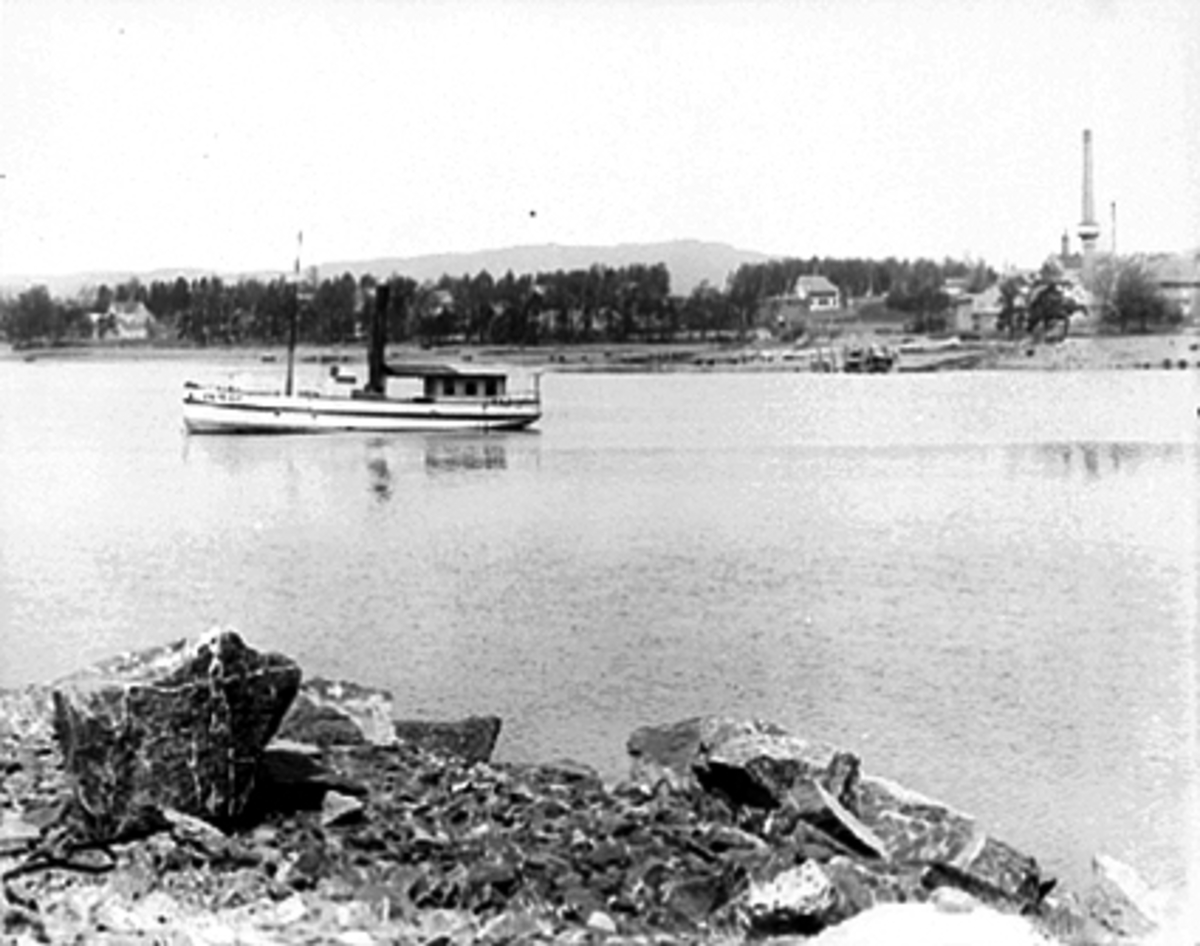 Anno Domkirkeodden, D. S Varden, bygget i 1867 og eid av kjøpmann A. Lund fra Hamar. Mjøsbåt på Mjøsa med Melkefabrikken til høyre og Koigen med Ridehusstranda.
