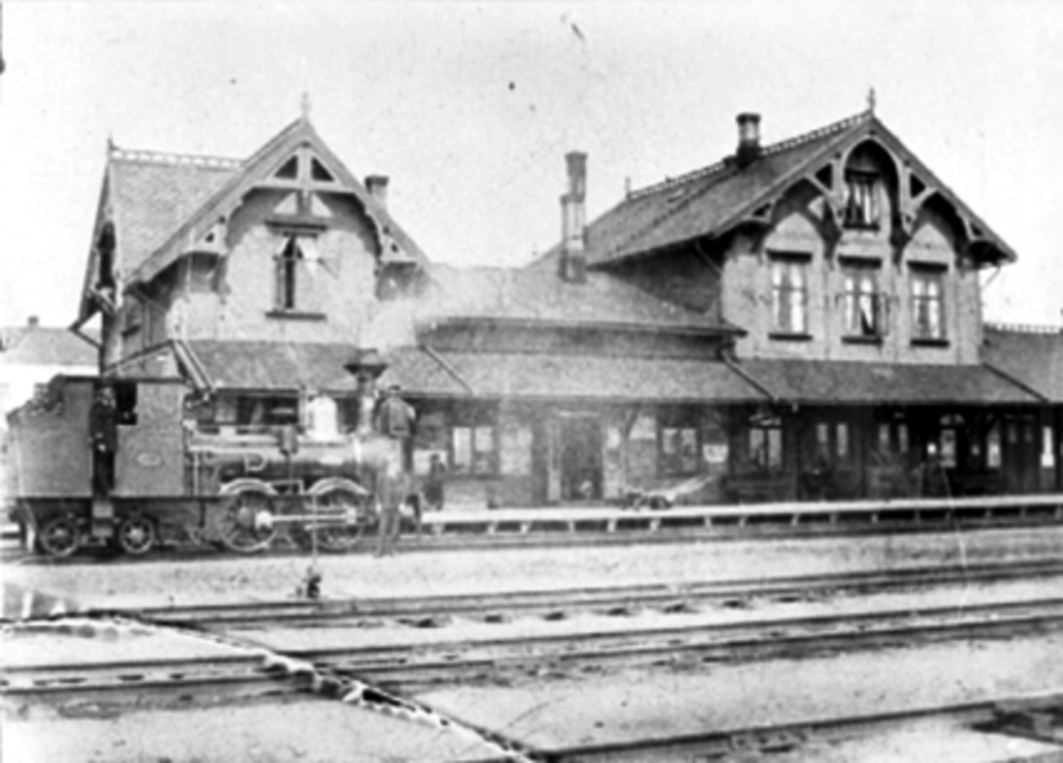 Anno Domkirkeodden, EKSTERIØR ANDRE STASJONSBYGNING, DAMP. LOK NR. 10, HAMAR STASJON