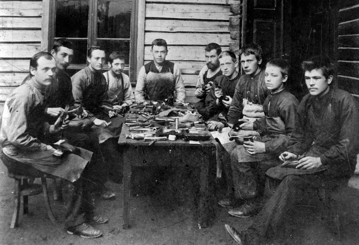Anno Domkirkeodden, Gruppe, 10 skomakere rundt bord i bakgården i Torggata 55. Ole Walbergs svenner, lærergutter, Wettengården i Hamar.