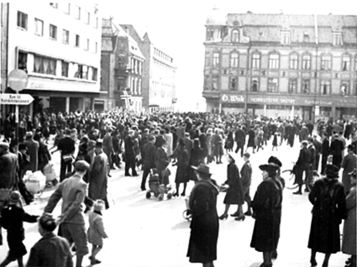 Anno Domkirkeodden, MYE FOLK SAMLET PÅ ØSTRE TORG, FREDSDAGEN 1945