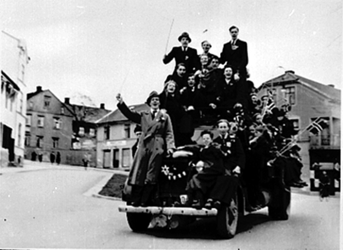 Anno Domkirkeodden, JUBLENDE FOLK PÅ LASTEBIL SOM FEIRER FRIGJØRINGEN, FRIGJØRINGSDAGEN 1945 PÅ TRIANGELEN