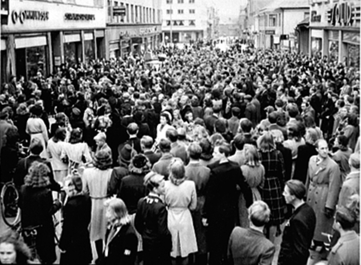Anno Domkirkeodden, TORGGATA FULL AV FOLK, FEIRER FRIGJØRINGEN 1945
