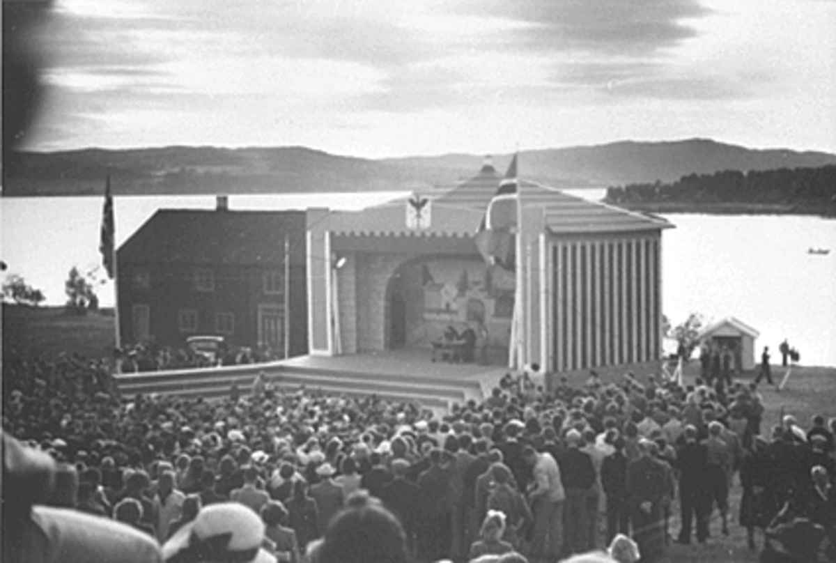 Anno Domkirkeodden, HISTORISK OPPTOG, BYJUBILEET 1949, SCENE VED LØTENBYGNINGEN PÅ HEDMARKSMUSEET