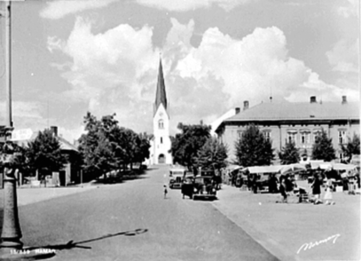 Anno Domkirkeodden, OVERSIKT STORTORGET FRA BASARBYGNINGEN MOT HAMAR DOMKIRKE, KAFE ROYAL, MYE FOLK, TORGHANDEL