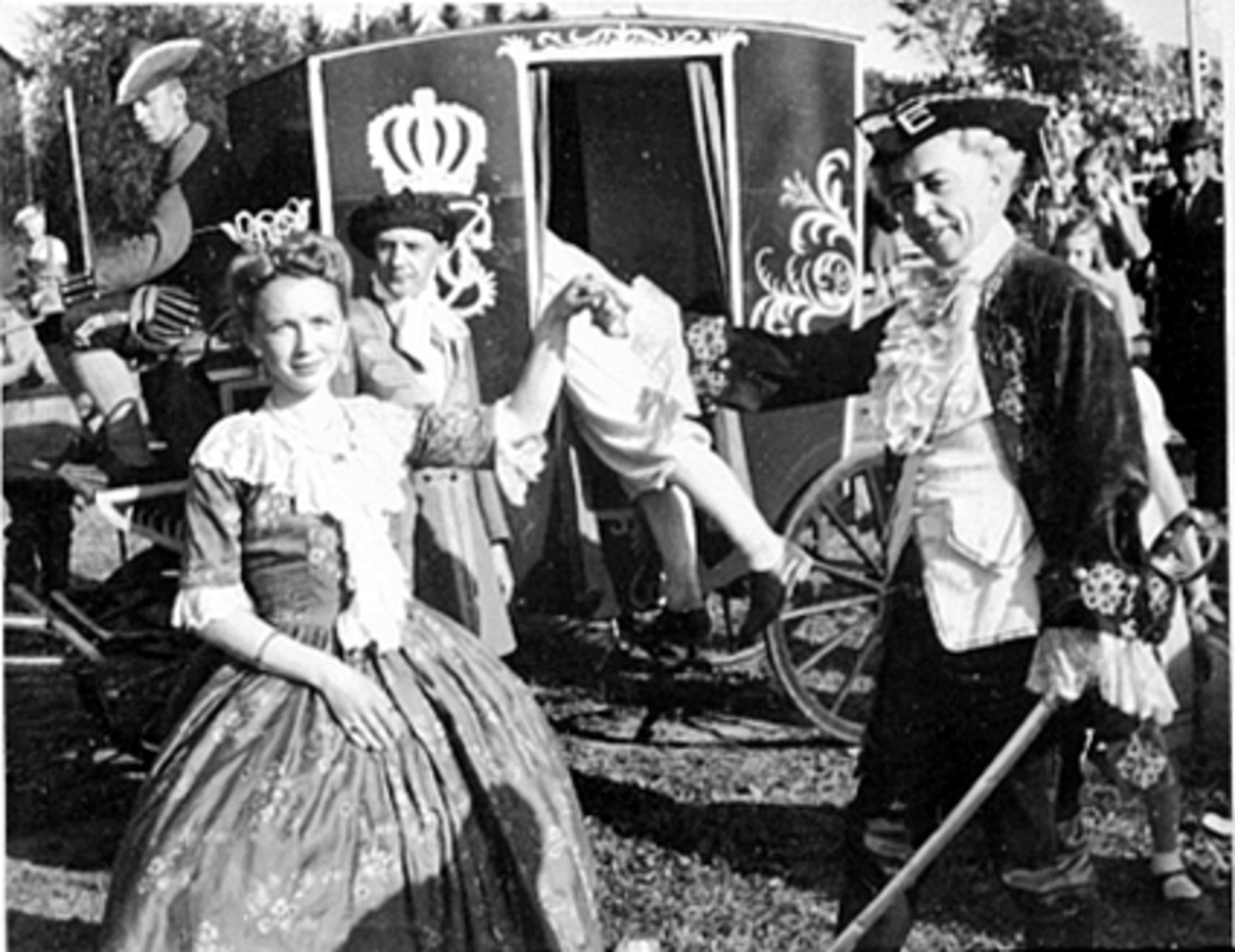 Anno Domkirkeodden, Historisk opptog, byjubileet 1949. Ebba Nordby og Borger Lenth. Louis XIV drakter.
