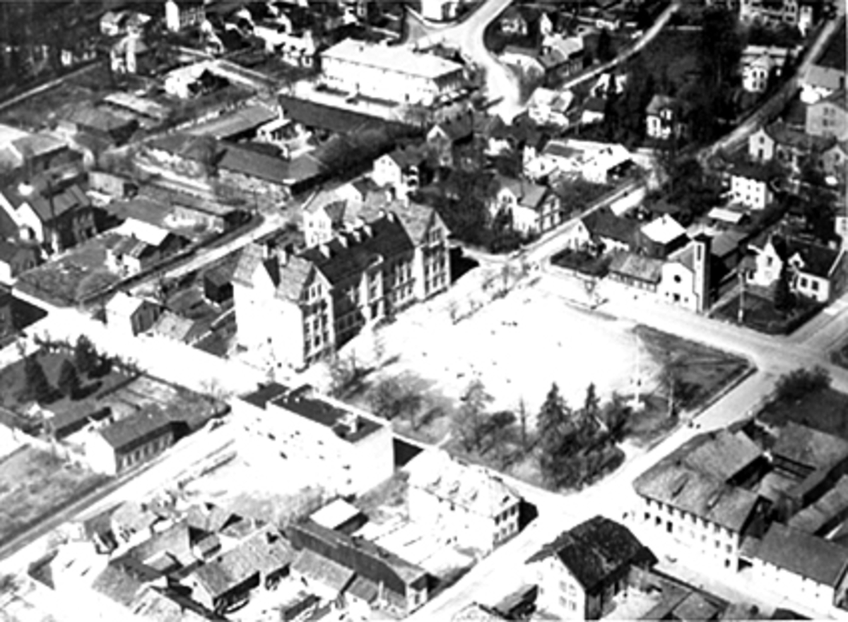 Anno Domkirkeodden, FLYFOTO AV VESTBYEN, MED HAMAR KATEDRALSKOLE MIDT PÅ BILDET, VESTRE TORG, MA-TRO-FA RETT BAK, TIL VENSTRE SEES BAKGÅRDENE I SKAPPELSGATE