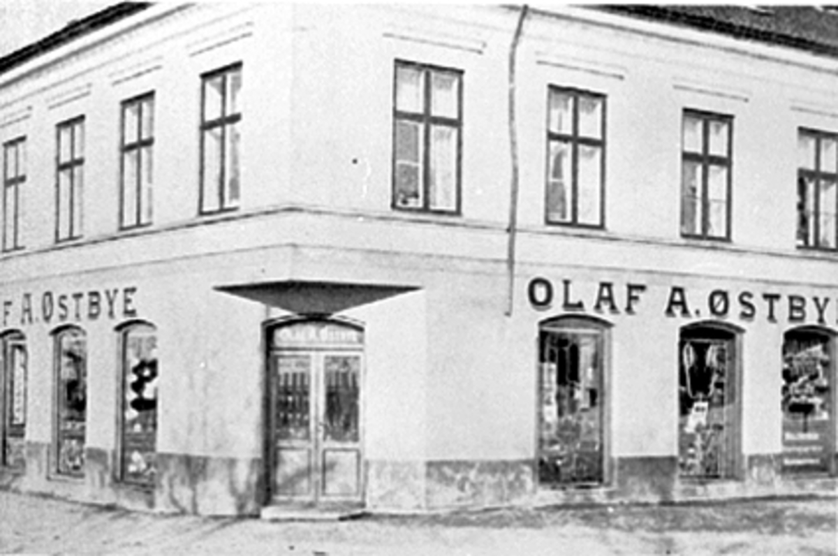 Anno Domkirkeodden, EKSTERIØR, PARKGATA 2, OLAF A. ØSTBYES JERNVAREFORRETNING, LINDBERGGÅRDEN