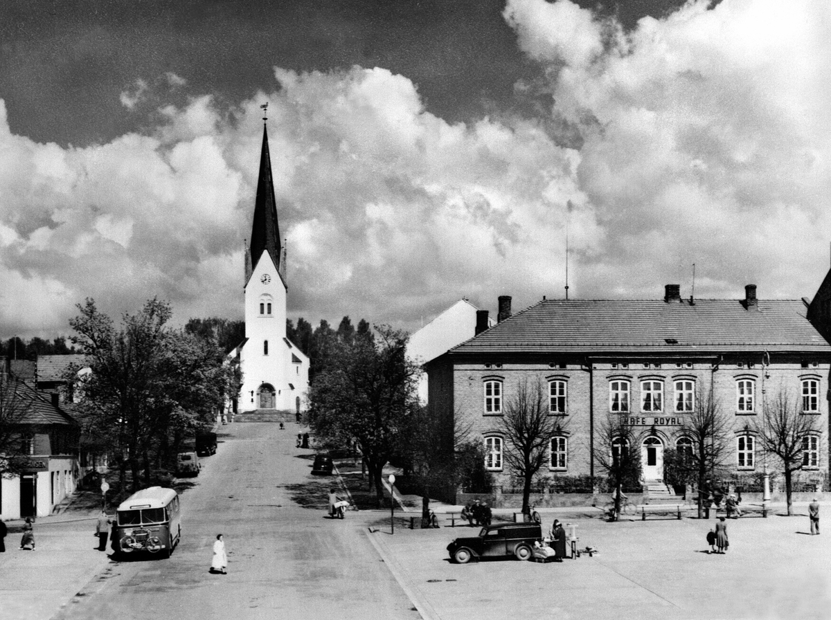 Anno Domkirkeodden, OPPOVER STORTORGET MED JØNSRUDGÅRDEN, HAMAR DOMKIRKE, KAFE ROYAL, TIL VENSTRE TORGGATA 91, JOHANSENS JERNVAREFORRETNING OG TIL HØYRE CAFE ROYAL