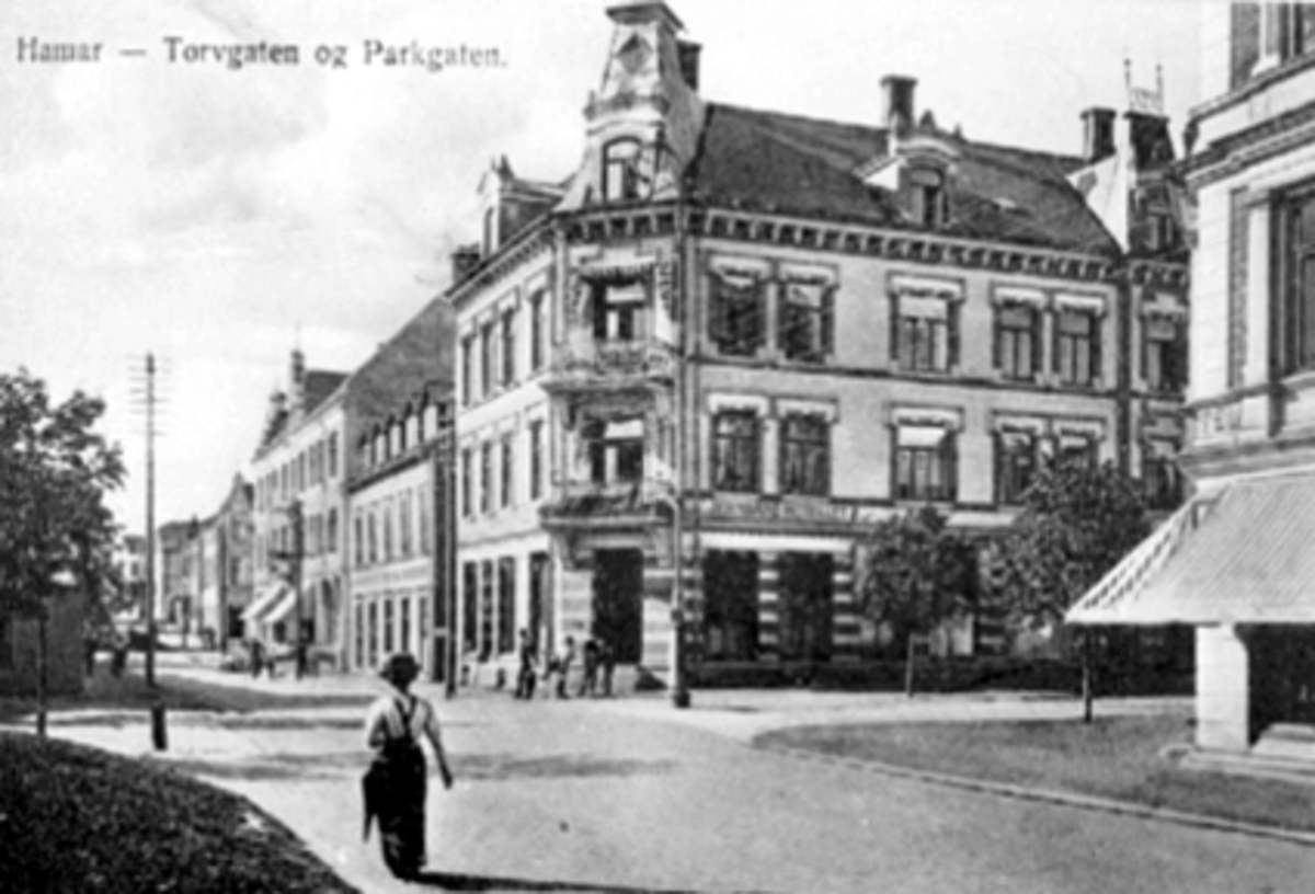 Anno Domkirkeodden, FRA JERNBANEPLASSEN MOT PARKGATA 12, DAME