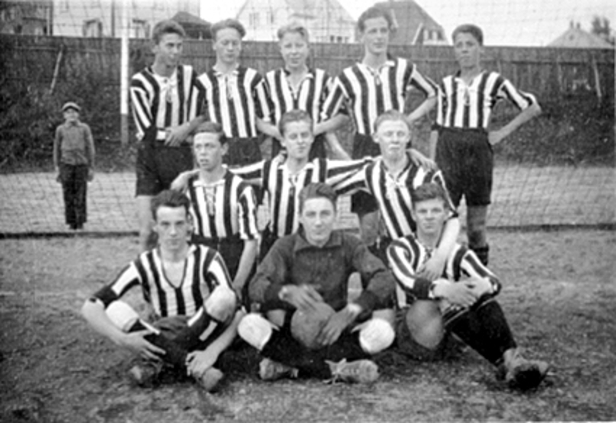 Anno Domkirkeodden, GRUPPE 11 FOTBALLSPILLERE, H. I. L. FOTBALLAG, HAMAR IDRETTSLAG PÅ HAMAR STADION, H. I. L.