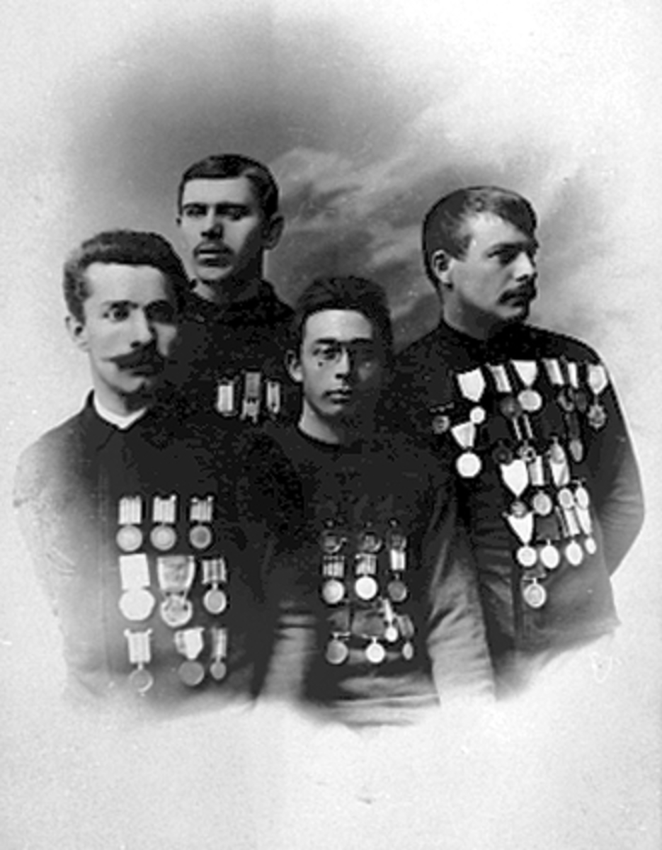 Anno Domkirkeodden, GRUPPE 4 SKØYTELØPERE. EVEN GODAGER, FILIP N. PETERSEN, EINAR HALVORSEN OG ADOLF NORSENG MED MEDALJER
