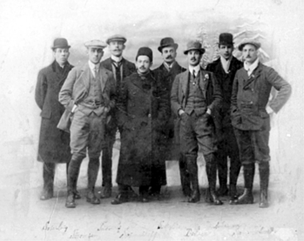 Anno Domkirkeodden, GRUPPE 8 SKØYTELØPERE, EUROPAMESTERSKAPET 19-02-1911 PÅ HAMAR. FRA VENSTRE MARTIN SÆTERHAUG (NORGE), EINAR SØRENSEN (DANMARK), JACONIS (HOLLAND), MATHISEN (NORGE), TH. BOHRER (ØSTRIKE), OTTO ANDERSSON (SVERIGE), STEINAR JOHANNESEN (NORGE),
