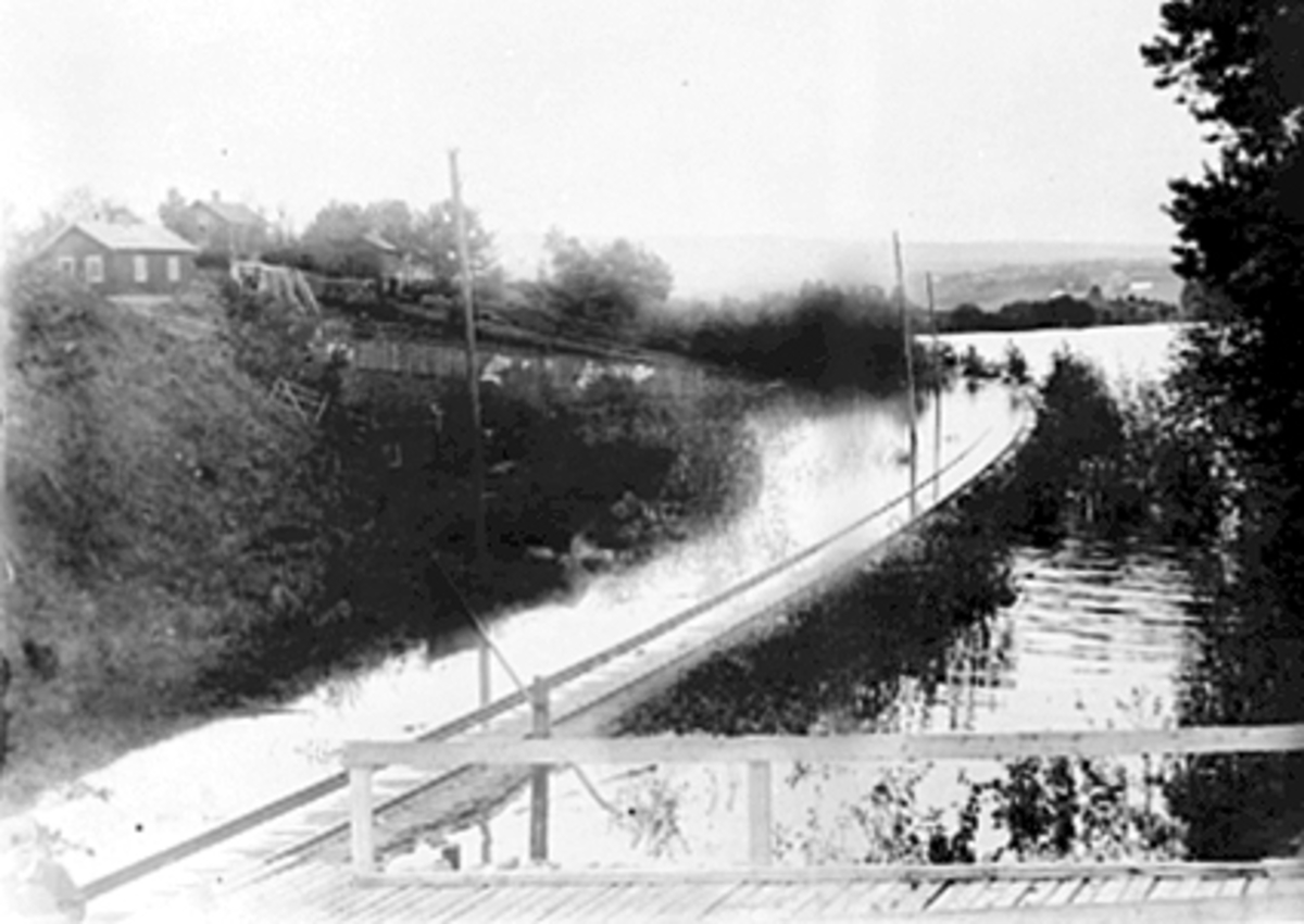 Anno Domkirkeodden, FLOMMEN I MJØSA 1895, JERNBANESKINNER OVERSVØMT VED ÅKERSVIKA