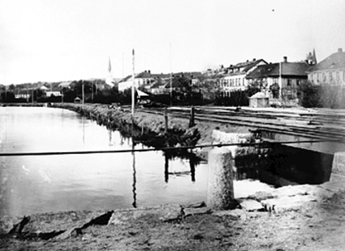 Anno Domkirkeodden, FLOMMEN I MJØSA 1895, VANN TIL JERNBANESKINNENE, VICTORIAUNDERGANGEN, STRANDGATEPARKEN MED LYSTHUS I BAKGRUNNEN