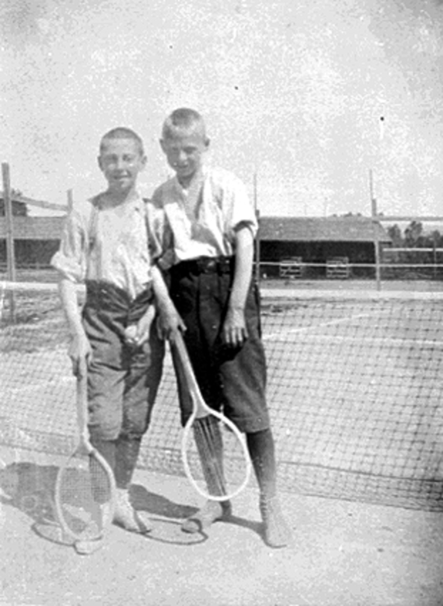 Anno Domkirkeodden, GRUPPE 2 GUTTER MED TENNISREKKERTER PÅ TENNISBANE