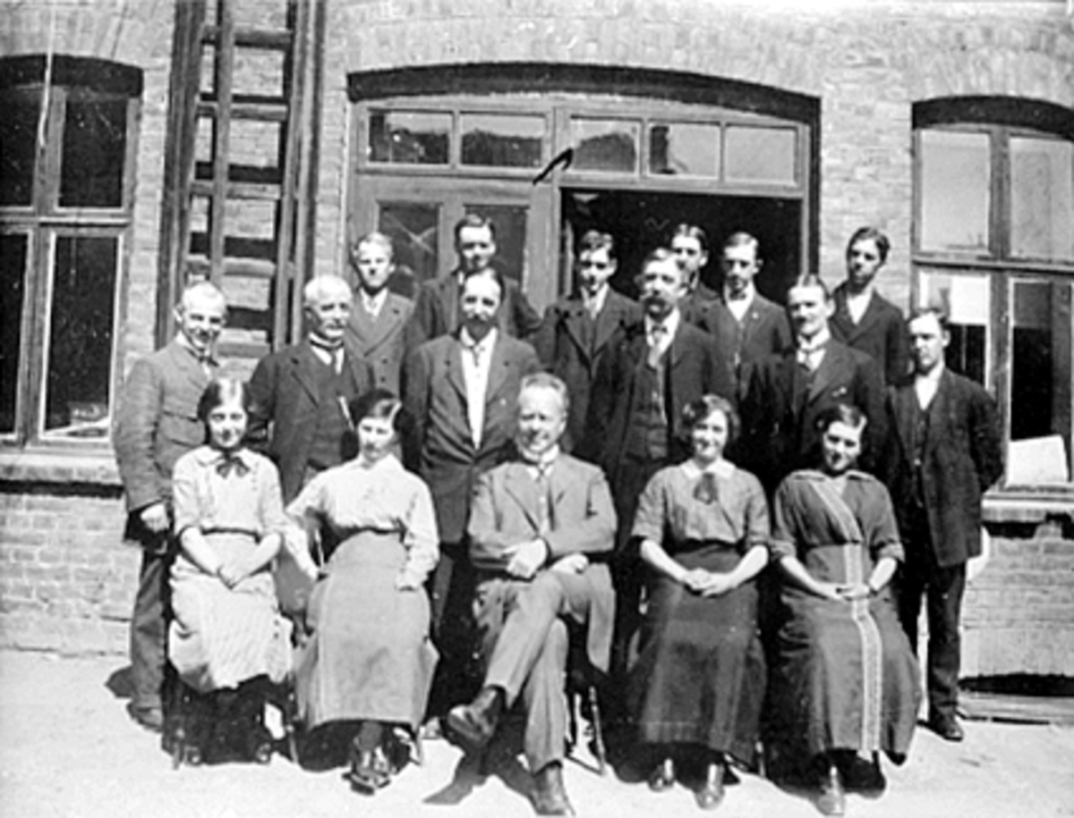 Anno Domkirkeodden, GRUPPE 17 ANSATTE VED HAMAR STIFTSTIDENDE, TIL VENSTRE SITTENDE BORGHILD FLATTUM JOHANSEN, BAKERSTE RAD NR. 3 FRA VENSTRE HILMAR FLATTUM
