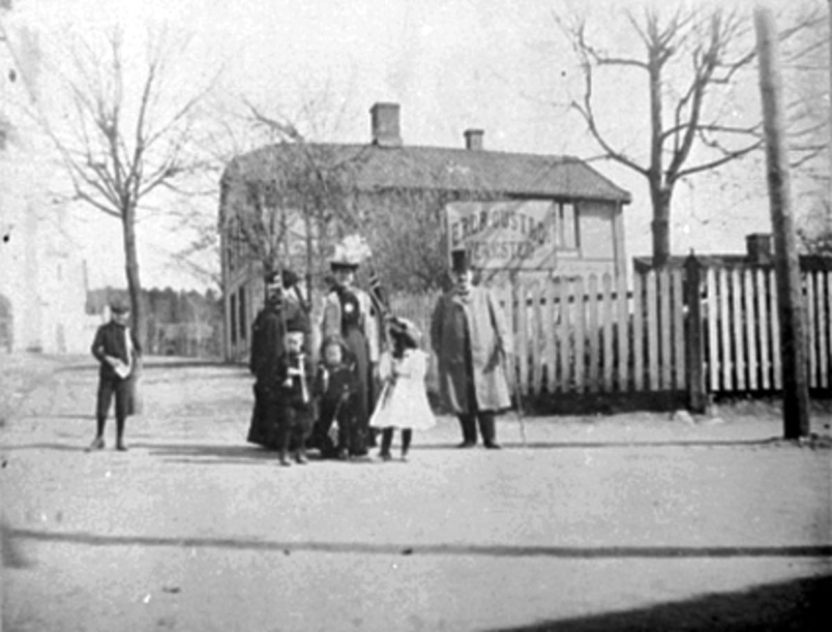 Anno Domkirkeodden, Gruppe 6, familien Lenth, bak fra venstre ukjent, Jørgen Lenth med kone Laura, foran til venstre Arild og Borger Lenth og jenta er gift fru Riise, utenfor Kirkegata. 11 i Hamar, 17 Mai.