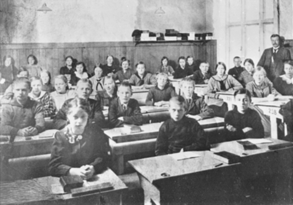 Anno Domkirkeodden, INTERIØR, KLASSEROM, LÆRER FRØYSAA MED SKOLEELEVER, HAMAR KATEDRALSKOLE