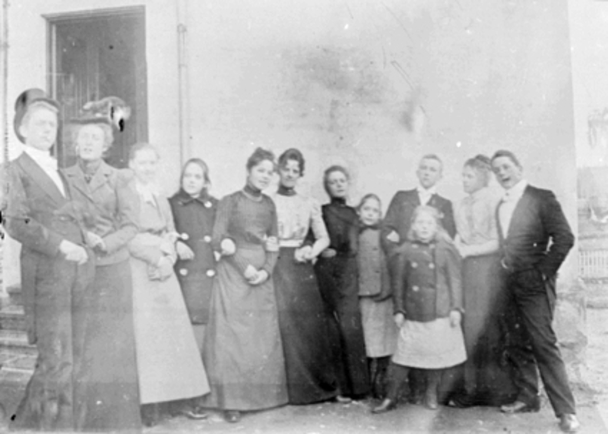 Anno Domkirkeodden, GRUPPE 12 SAMLET FORAN INNGANG, ASTRIDS KONFIRMASJON, SKOLEGATA 12