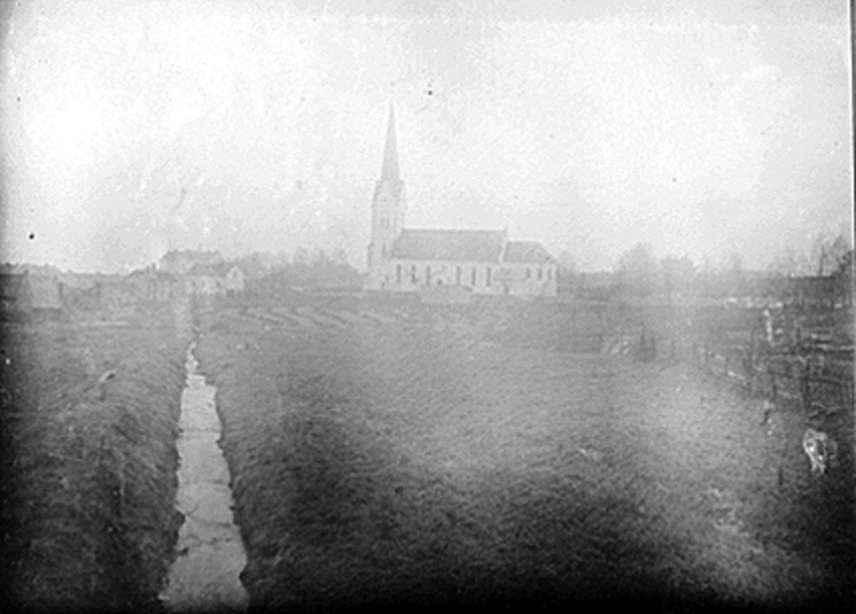 Anno Domkirkeodden, HELLERUDJORDET, GREVEJORDET MED UTGRAVD DIKE, INGEN BEBYGGELSE, HAMAR DOMKIRKE I BAKGRUNNEN