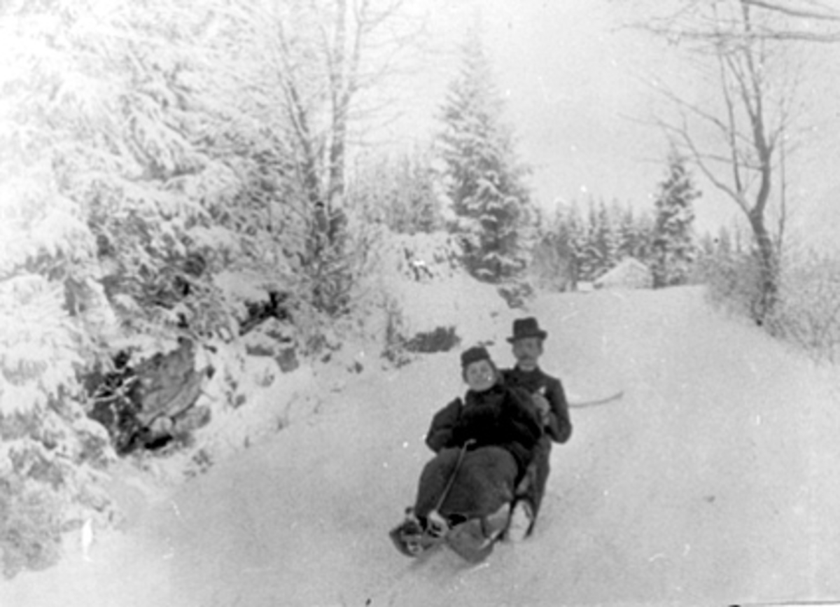 Anno Domkirkeodden, INGEBORG PETERSEN OG ERLING PÅ SKIKJELKE NED BAKKE, VINTER