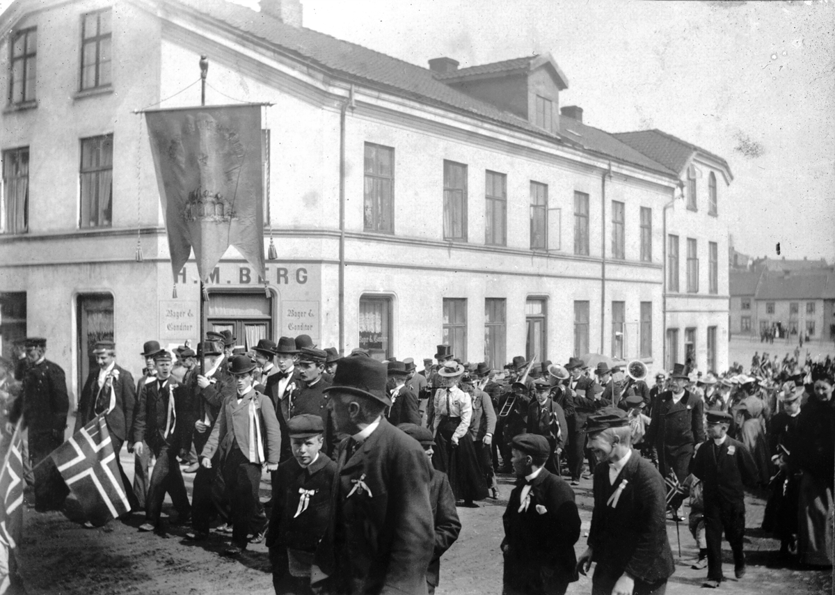 Anno Domkirkeodden, 17 MAI TOG PASSERER BAKER H. M. BERGS BAKERI OG CONDITORI I STORHAMARGATA 11. (SENERE DIDRICHSEN)