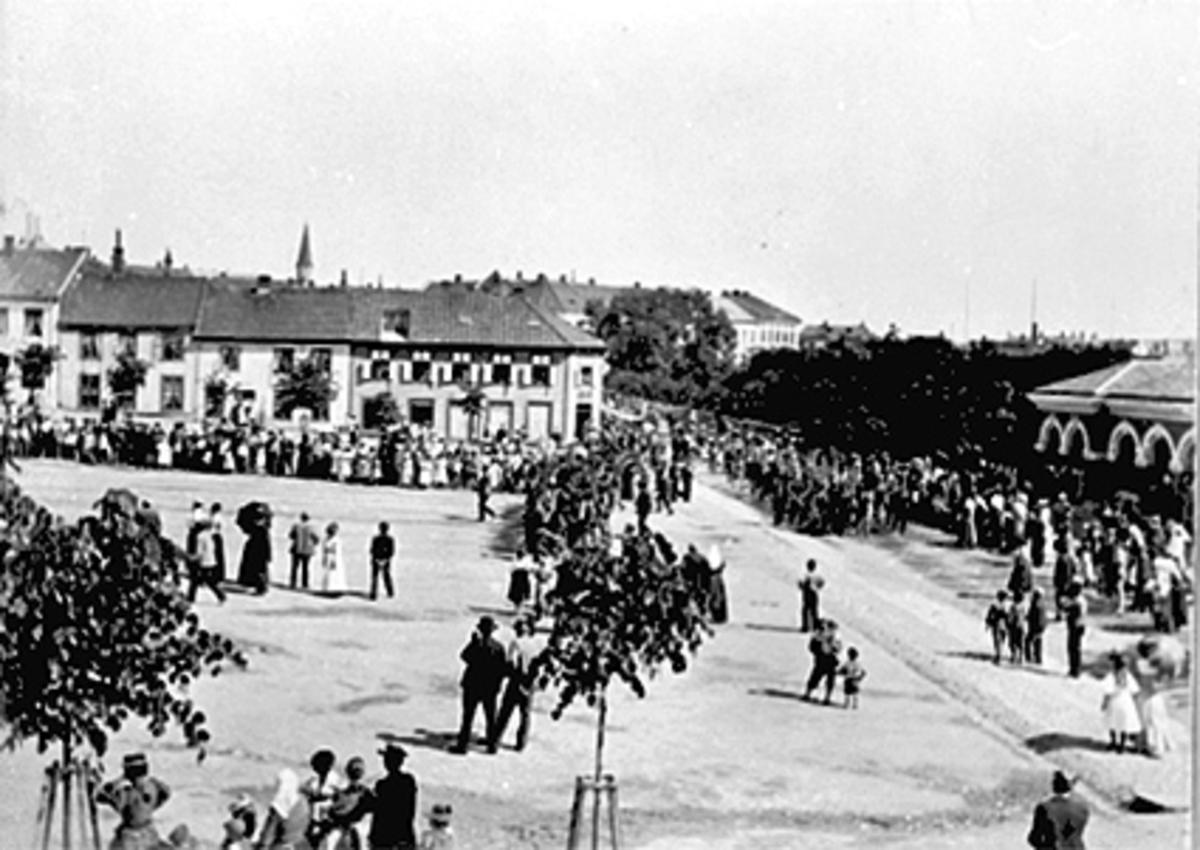 Anno Domkirkeodden, MILITÆRT OPPTOG MARSJERER I STRANDGATA MOT STORTORGET, MYE FOLK