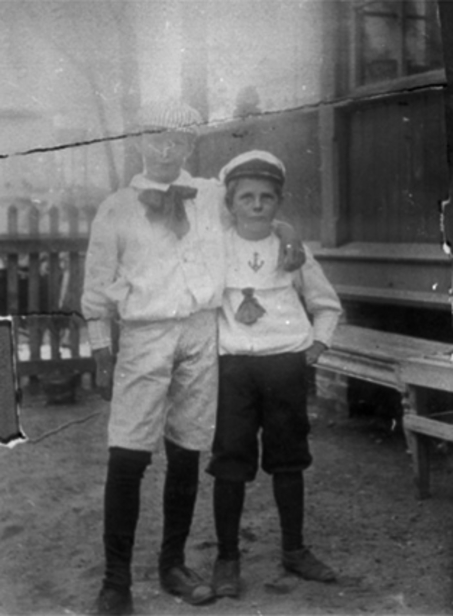 Anno Domkirkeodden, GRUPPE TO GUTTER I KORTEBUKSER OG CAPS, CARL DAHL OG JOHAN KRAFT JOHANSEN I BAKGÅRD
