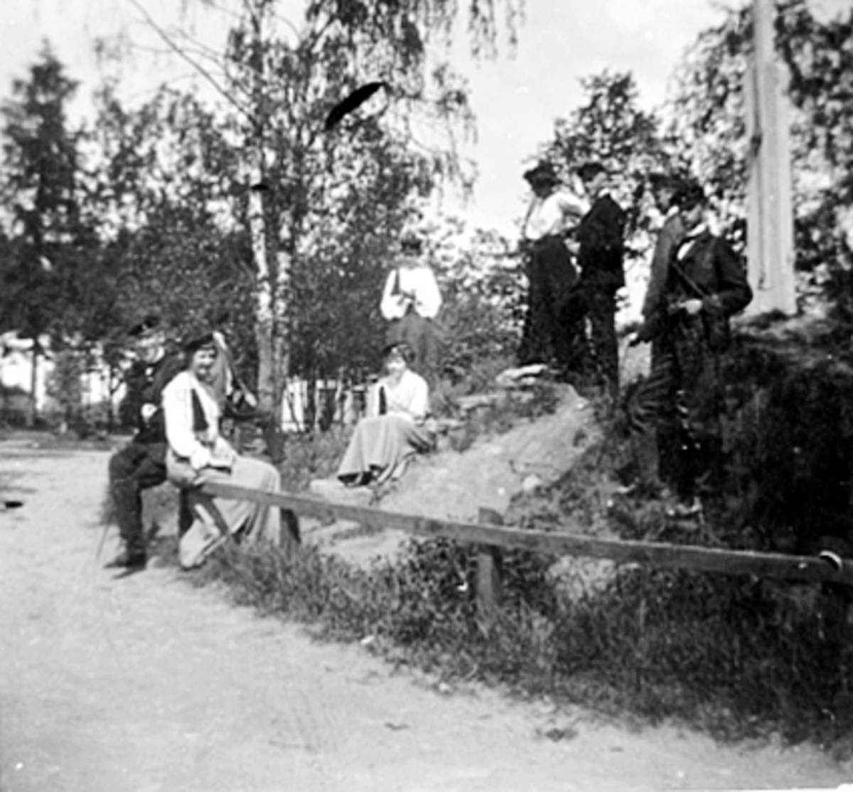Anno Domkirkeodden, GRUPPE 9 STUDENTER PÅ FLAGGHAUGEN PÅ SKOLETORGET, VESTRE TORG