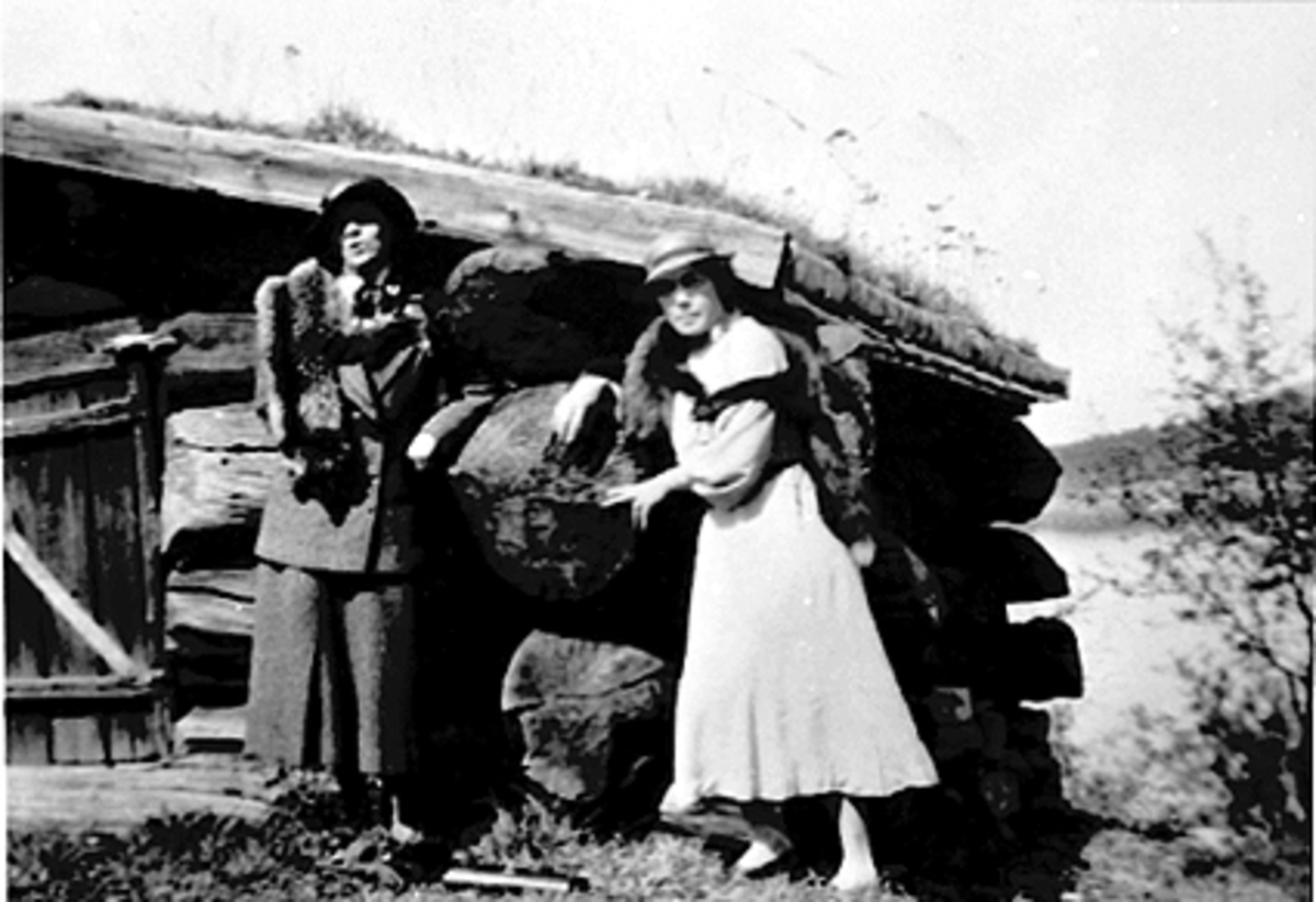 Anno Domkirkeodden, EKSTERIØR TØMMERKOIE SOM BRANT NED I 1989, 2 DAMER FORAN, UKJENT OG TORDIS PETERSEN, HEDMARKSMUSEET OG DOMKIRKEODDEN
