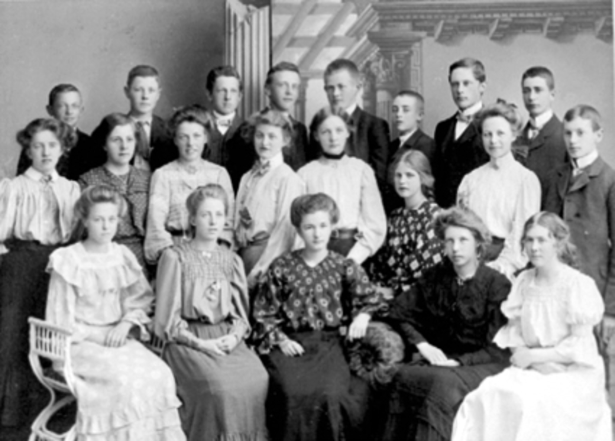 Anno Domkirkeodden, GRUPPE 21 SKOLEELEVER, SKOLEKLASSE, 4 MIDDEL, MIDDELSKOLEN, HAMAR KATEDRALSKOLE, PEDER SANDBÆK, MARIUS KOLSRUD, HARALD ØSTBY, GUNNAR THORUD, ARNOLDUS HILLE, INGVAR KINGE, RAGNVALD KONSTAD, OTTO CHRISTIANSEN, GUNDA KORSMO, HOLMFRID GRØNVOLD, EVA DAHL, AAGOT HEIBERG, THEODOR MÖGLESTUE, SARA KROGH, BE…