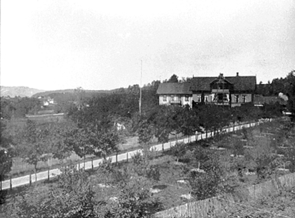 Anno Domkirkeodden, Eksteriør Ny-Sagatun Folkehøgskole, Sagatun. I 1879 fikk skolen en ny bygning som gave.