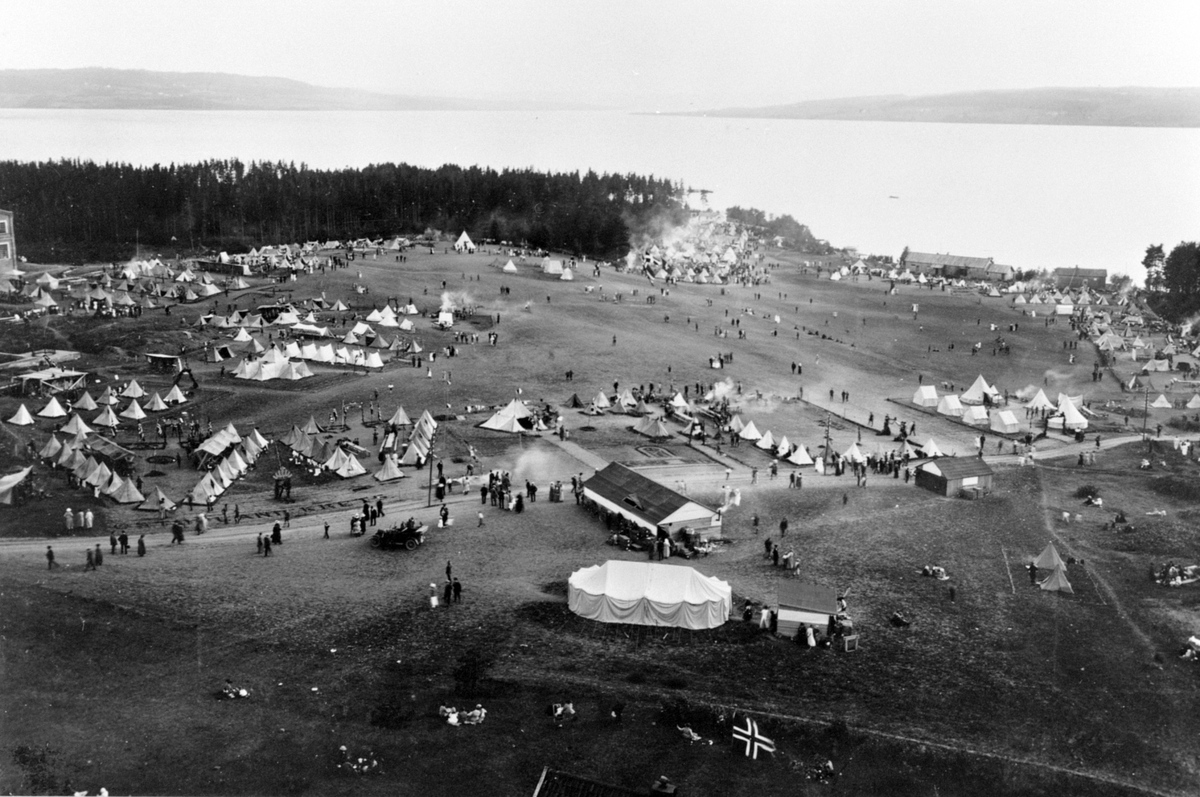 Anno Domkirkeodden, LANDSLEIR FOR SPEIDERE, OVERSIKTSBILDE AV HELE OMRÅDET SETT FRA KORNSILOEN, PÅ MARTODDEN, STORHAMAR. Det deltok omlag 2000 stykker fra hele landet, og noen utenlandske.