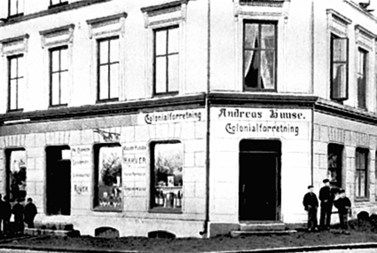 Anno Domkirkeodden, EKSTERIØR ANDREAS HUUSE KOLONIAL, FOLK FORAN